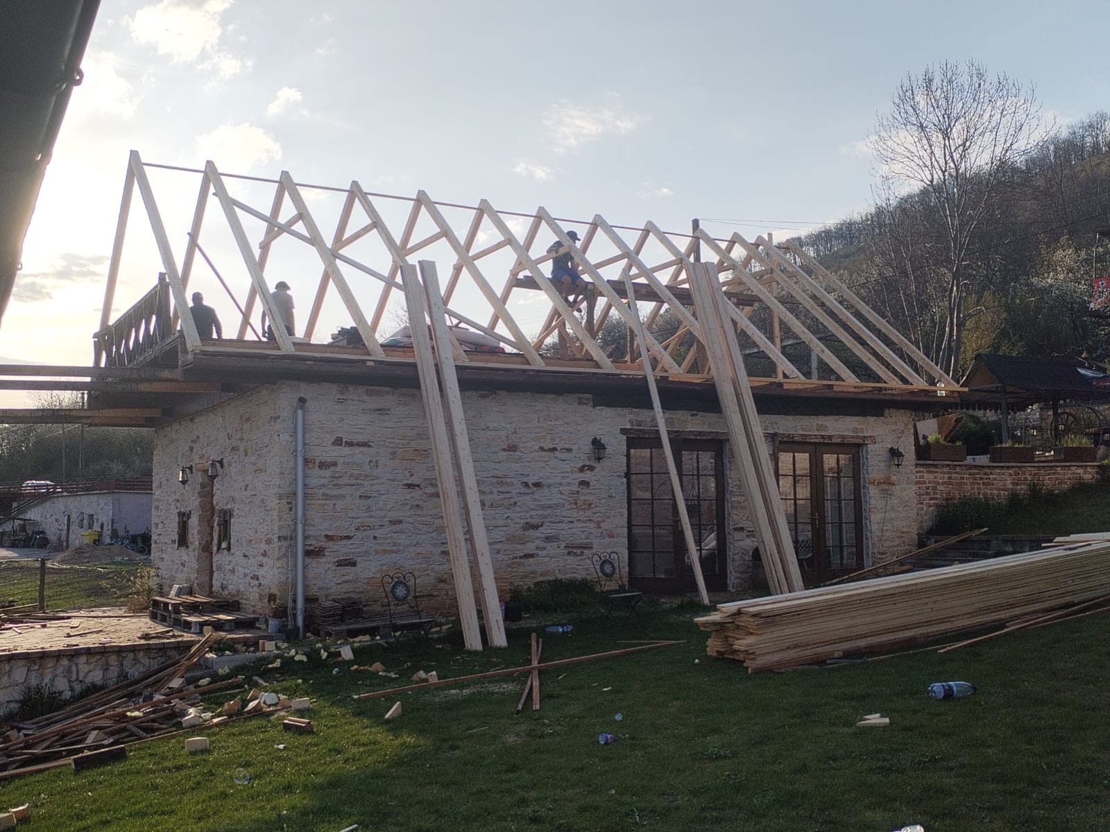 Echipă lucrând la structura de lemn a unei mansarde