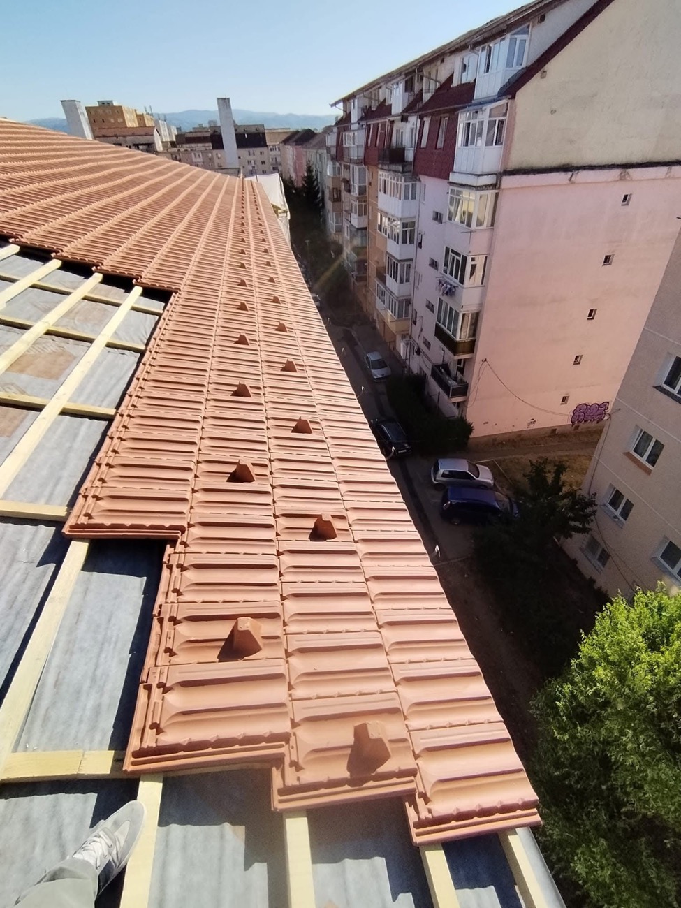 Montaj țiglă ceramică pe un imobil